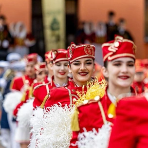 Балканский карнавал: как черногорцы шумно провожают зиму на Празднике мимозы