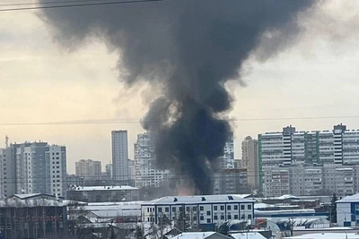 В Тюмени на пожаре обрушилась кровля ангара