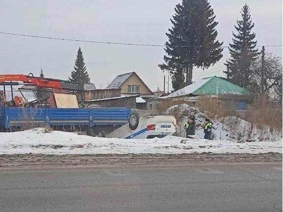 «Летели со включенными маячками»: на трассе под Тюменью перевернулась полицейская машина