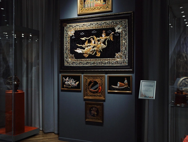 Большинство картин украшены золотыми нитями и стразами. | Источник: Маргарита Резникова / NGS.RU