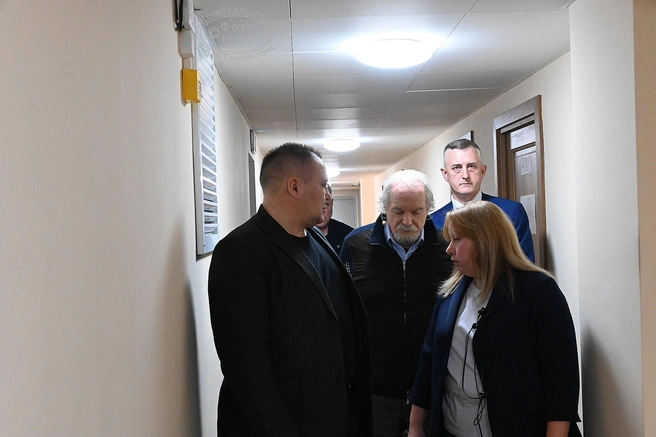 Никита Михалков идёт на сцену | Источник: Евгений Епанчинцев