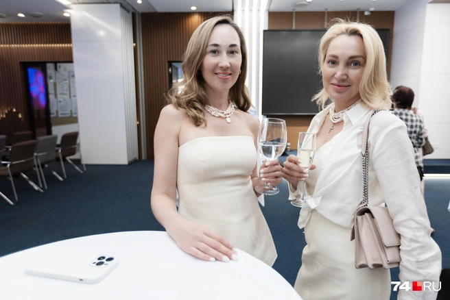 Владелица Icon Beuty Clinic Тамара Чайкина (справа) и директор косметологической клиники Кристина Крупнова предпочли общаться с коллегами без микрофона | Источник: Илья Бархатов 