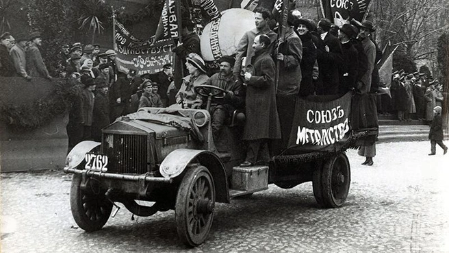 Декорированная автомашина с плакатами на Красной площади в Москве, 1 Мая 1918 года | Источник: Архив «Известий»