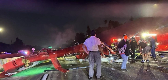 Вертолет упал на шоссе | Источник: CVS News