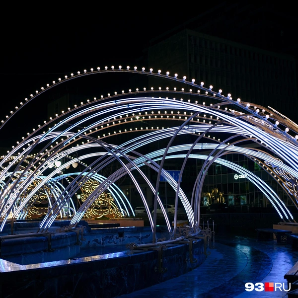 Возле фонтанов напротив «Центра города» теперь светящийся фонтан | Источник: Дарья Паращенко / 93.RU