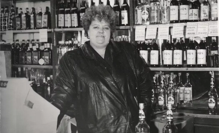 За прилавком винного магазина. 1994 | Источник: pastvu.com