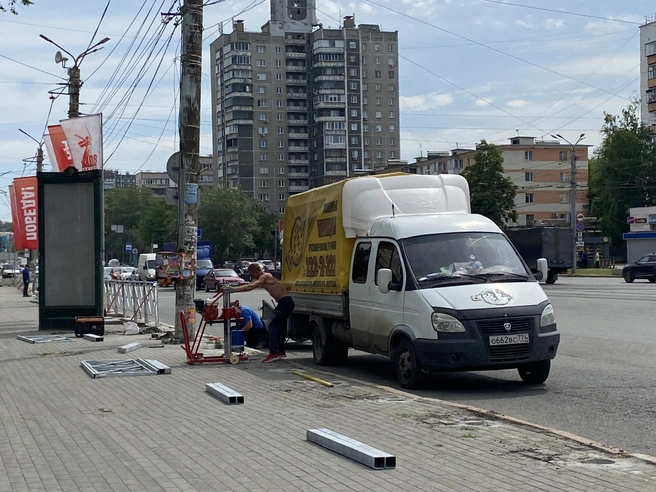 Бурение лунок поплывшей брусчатке явно не на пользу | Источник: Виталий Гущинский