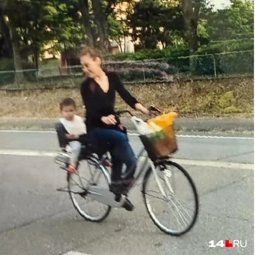 Вида и сын Женя на велосипеде | Источник: Вида Ефремова