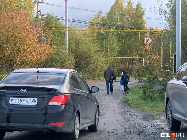 Школьники вынуждены ходить по дороге&nbsp;— тротуара нет | Источник: Дарья Манохина / E1.RU 