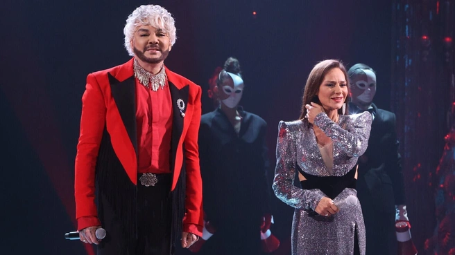 Судя по лицу Филиппа Киркорова, летать под куполом его заставили | Источник: 1tv.ru