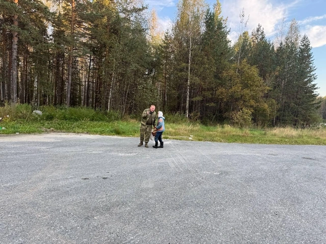Волонтеры доставили бабушку прямо до ее дома | Источник: поисковый отряд «ЛизаАлерт»