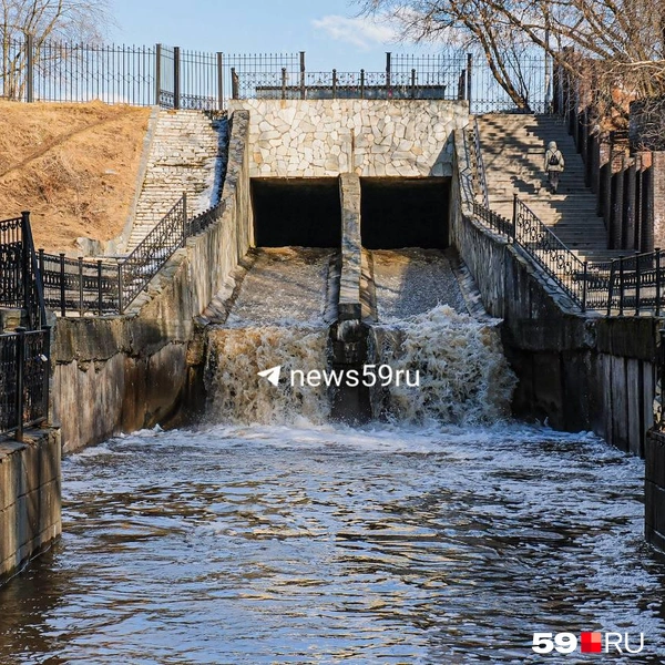 Потоки воды залили парк | Источник: Тимофей Калмаков / 59.RU