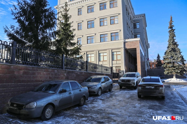 Эти автомобилисты тоже заняли пешеходную зону. И вроде никому не мешают... Но это же центр столицы республики