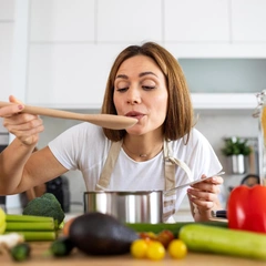 Эти 13 привычек на кухне выдают, что вам больше 50