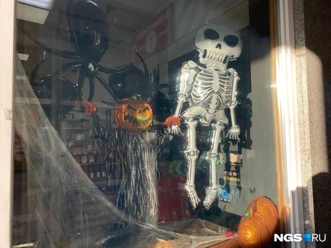 Тематические украшения начали появляться примерно за неделю до Хэллоуина. Так, магазин косметики на улице Ленина креативно подошел к созданию мистической атмосферы и разместил возле окон надувные шары в виде пауков, скелетов и тыквы | Источник: Анастасия Хрипушина/NGS.RU