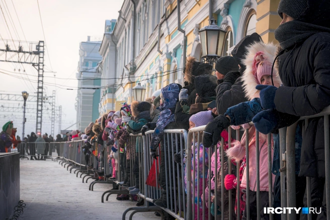 Поезд ждали десятки детишек  | Источник: Арсений Чекмарёв / «ИрСити»