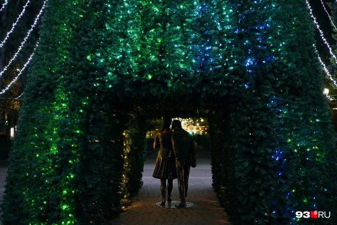 А такая елка стоит ближе к КубГТУ | Источник: Дарья Паращенко / 93.RU