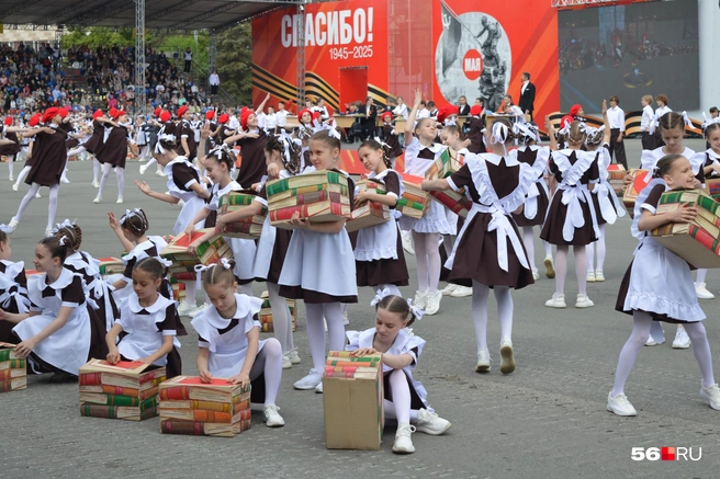 Девочки в белых фартуках | Источник: Анастасия Баринова / 56.RU