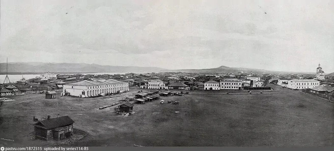 Панорама Старобазарной площади с Воскресенского собора, вид на гостиный двор, 1899 год | Источник: И.&nbsp;Р.&nbsp;Томашкевич / pastvu.com