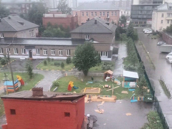 Часть детской площадки на улице Гоголя размыло водой. | Источник: читатель НГС