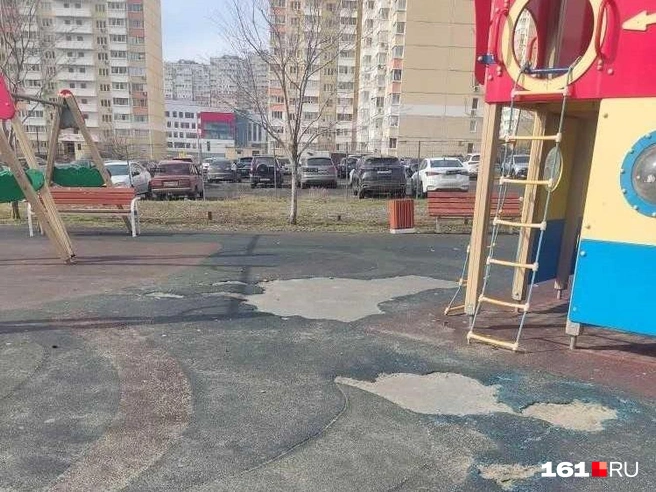 Резиновое покрытие на площадке тоже пришло в негодность | Источник: читатель 161.RU
