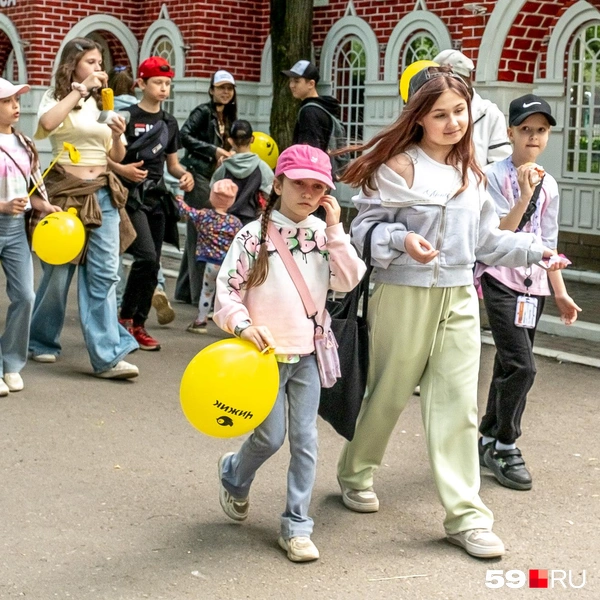 Дети пришли в парк с родителями и другими родственниками | Источник: Василина Любимова / 59.RU