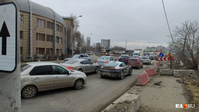 Возле строящейся развязки изменили схему проезда | Источник: читатель E1.RU