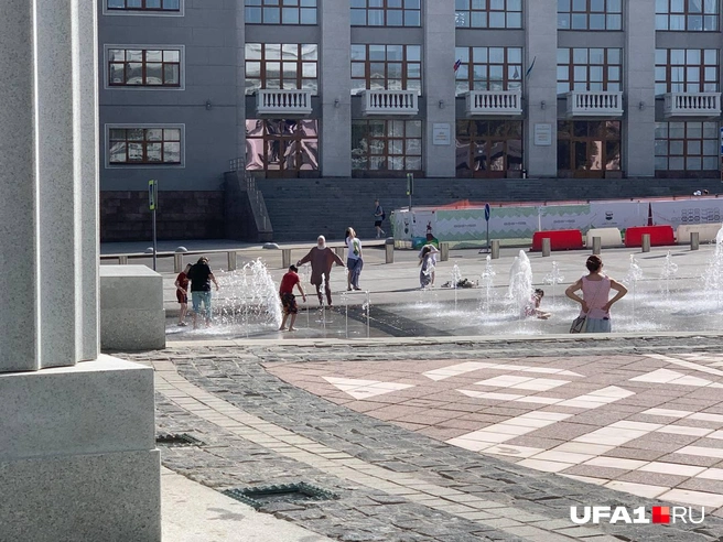 Фонтан на Советской площади пользуется популярностью | Источник: Андрей Бирюков / UFA1.RU