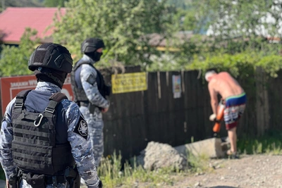 В Красноярске снесли шлагбаум экс-депутата, бравшего плату с дачников