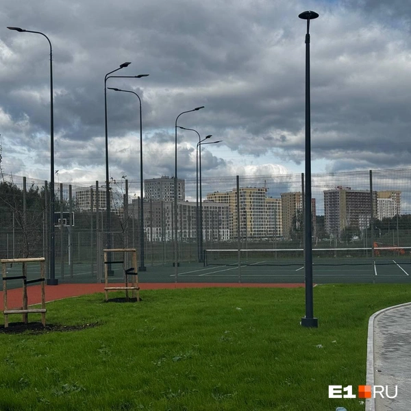 По периметру лужайки расположены теннисный корт и баскетбольная площадка | Источник: Анастасия Копыркина / E1.RU
