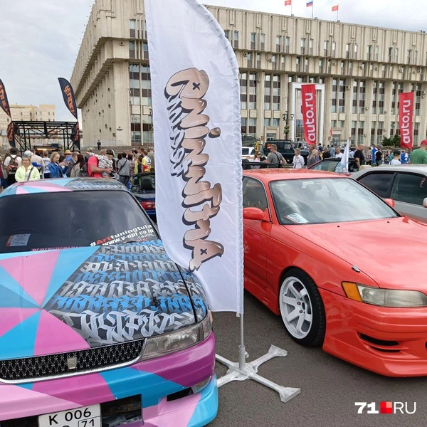 В пасмурный день такие сочные машины поднимают настроение! | Источник: Максим Улитов / 71.RU