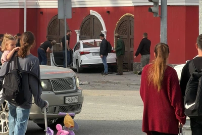 Легковушка врезалась в пожарное депо в Екатеринбурге: видео момента аварии
