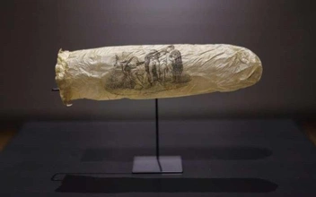 200-летний презерватив, украшенный эротическими изображениями, выставили в музее Амстердама