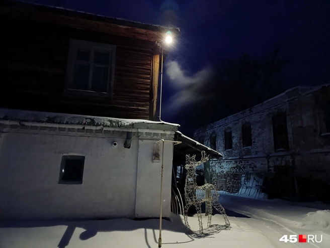 Справа&nbsp;— заброшенные кельи | Источник: Надежда Тихомирова / 45.RU