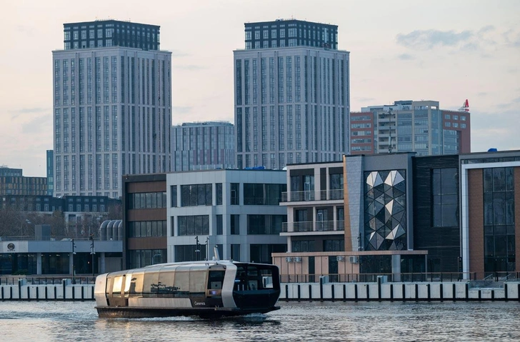 Электрический речной трамвайчик «Синичка» на маршруте по Москве-реке | Источник: Fifg / Alamy via Legion Media