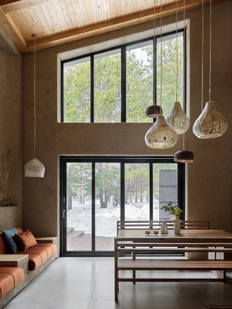 Светильники из войлока — работа художника Миланы Халиловой. Керамика на столе — работа Марины Лозове. Мебель выполнена по индивидуальным эскизам в местной столярной мастерской. | Источник: Сергей Красюк