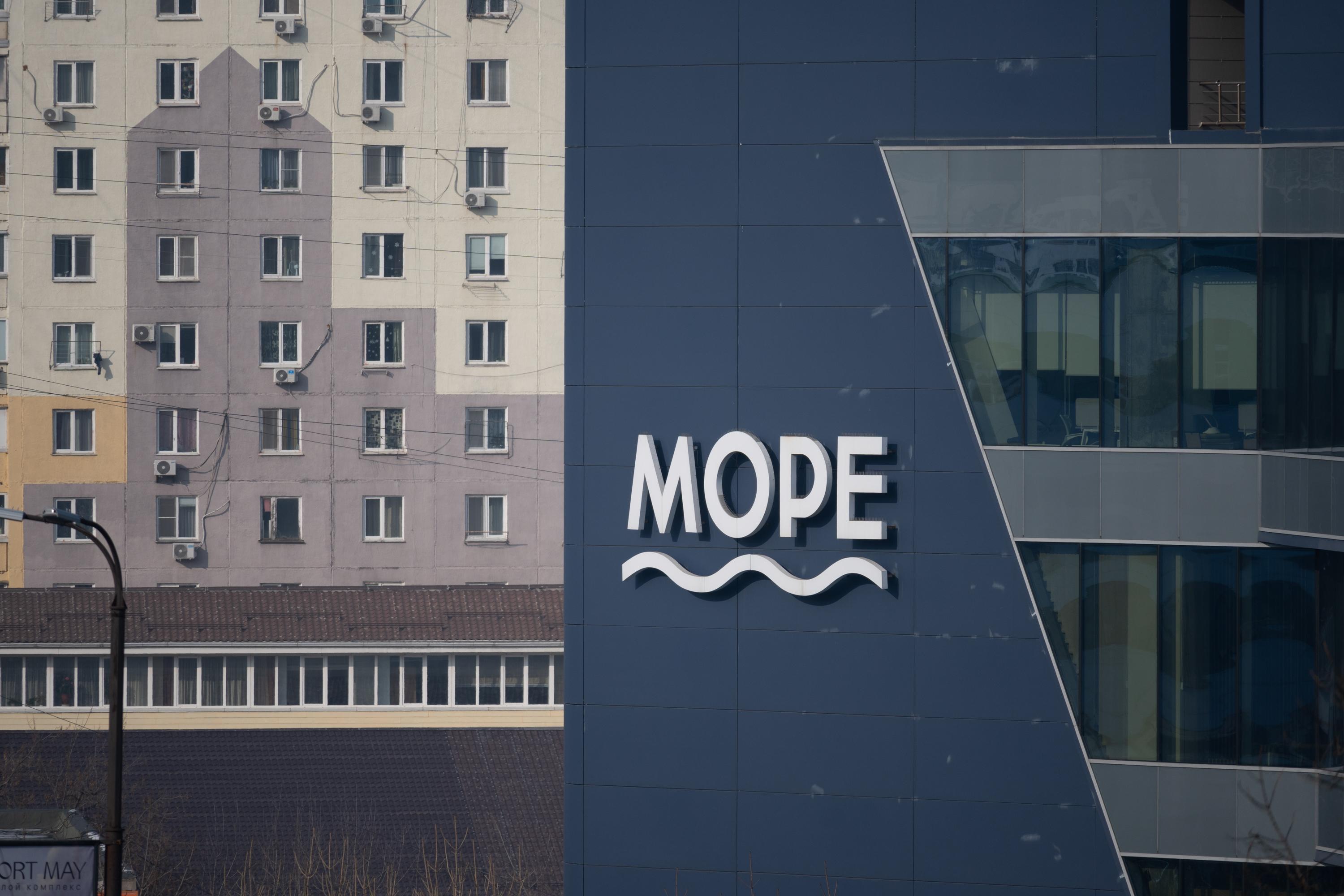 ТЦ «Море» снова обстреляли. Полиция Владивостока ищет человека, нападающего на окна здания