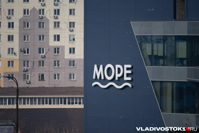 ТЦ «Море» снова обстреляли. Полиция Владивостока ищет человека, нападающего на окна здания | Источник: Елена Буйвол / VLADIVOSTOK1.RU