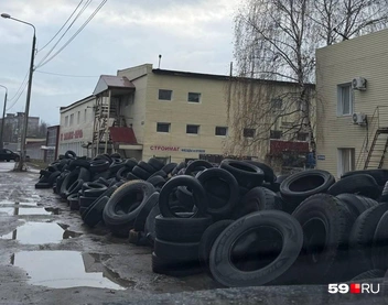 Куча шин растянулась на сотню метров | Источник: читательница 59.RU