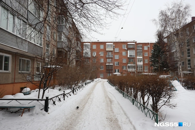 Так и не скажешь, что этот двор находится в центральной части города | Источник: Евгений Софийчук / NGS55.RU