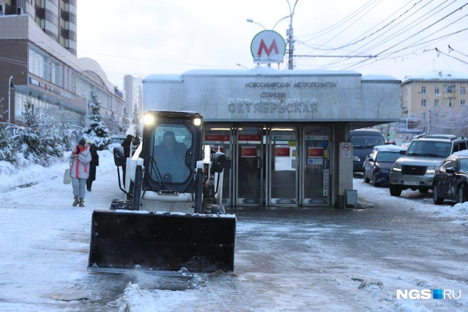 Припаркованные авто сильно мешают уборке снега | Источник: Андрей Бортко / NGS.RU