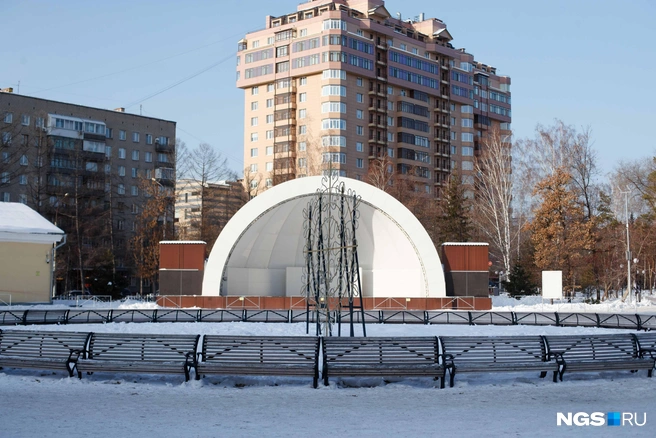 Возле сцены Центрального парка появилась гигантская снежинка  | Источник: Андрей Бортко/NGS.RU