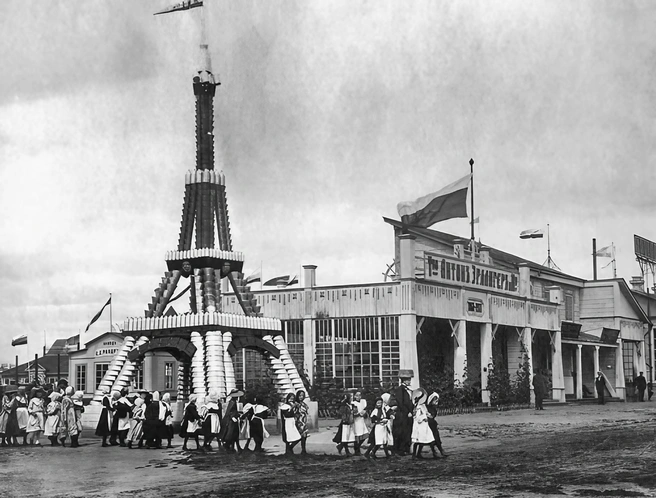 Эйфелева башня из ведер. 1911 год | Источник: Pastvu.com