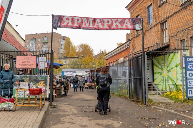На территории рынка есть крытая часть и уличные палатки | Источник: Кирилл Поверинов / 76.RU