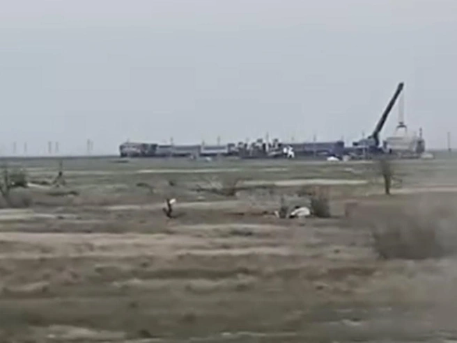 В пресс-службе не уточнили, что именно поднимают краном железнодорожные рабочие. | Источник: читатели V1.RU