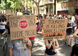 Водяные пистолеты и чемоданы на улицах: митинги против массового туризма в Испании, Италии и Португалии