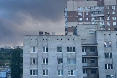 Огромный столб черного дыма виден над Волгоградом после ночного удара