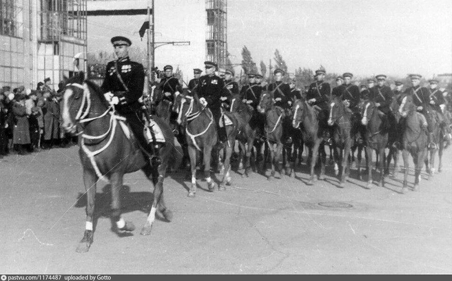 Парад Победы на Театральной площади в 1945 году. Донские казаки верхом на конях проезжают по улицам города | Источник: Pastvu.com
