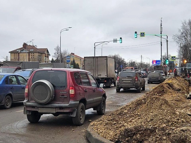 Движение транспорта на временной объездной дороге | Источник: читатель NN.RU