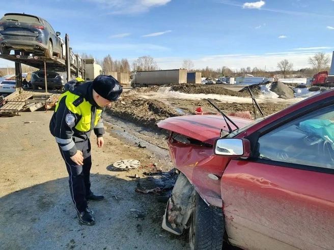 В легковом автомобиле Mitsubishi сработали подушки безопасности | Источник: Госавтоинспекция Свердловской области